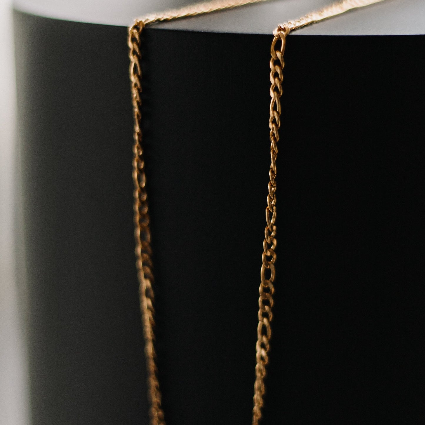 Elegant women's figaro chain